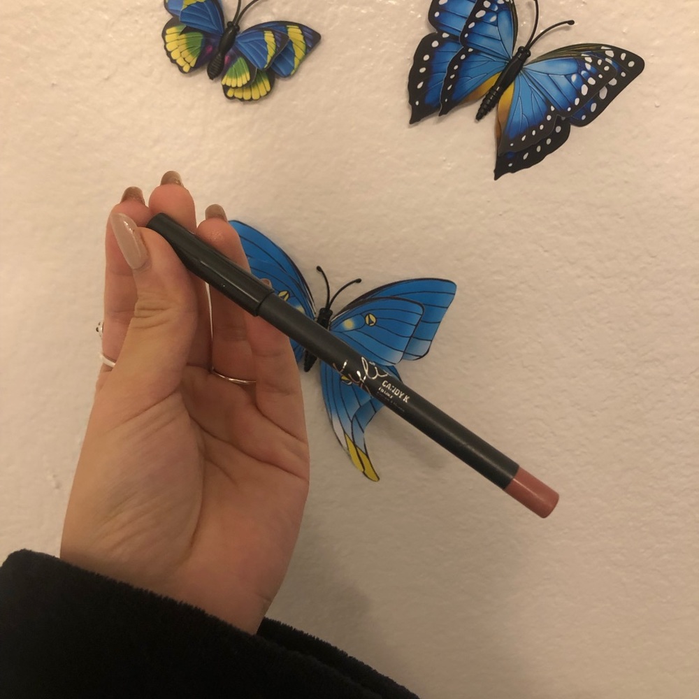 kylie lip pencil in CANDY K